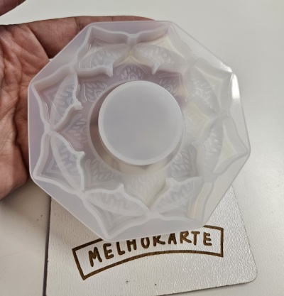 Molde de silicone branco translúcido octogonal com cavidades de morcegos sobre cartão com texto MELHOKARTE
