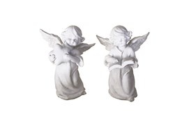 Duas estatuetas de anjos brancos em posição de leitura