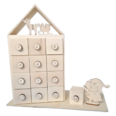 Calendário do advento em madeira clara com gavetas numeradas e figuras decorativas de Natal