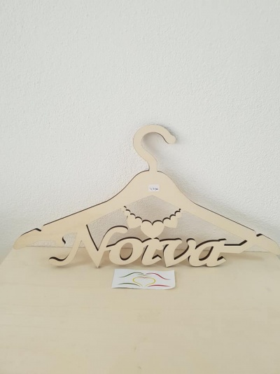 Cabide de madeira clara com a palavra 'Noiva' e decoração de bolas e coração