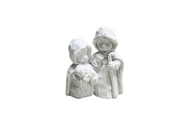 Duas estátuas brancas de personagens com capuzes, uma com animal e outra com cajado