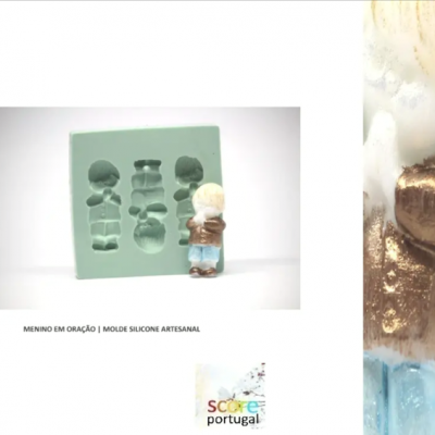 Molde de silicone artesanal com figura de menino em oração, texto e logo visíveis