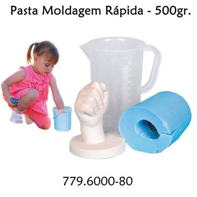 Conjunto de pasta de moldagem rápida com molde de mão, copo medidor e criança em fundo branco