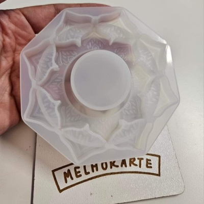 Molde de silicone translúcido com padrão de folhas com cartão 'MELHOKARTE'