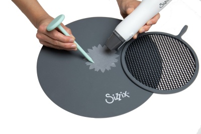 Ferramentas Sizzix a cortar numa base cinza