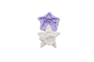 Molde de silicone lilás e peça branca em forma de estrela com rosto de bigode e chapéu