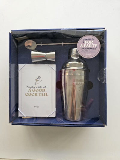 Conjunto de cocktail com shaker metálico, dosador, colher e livro em caixa azul