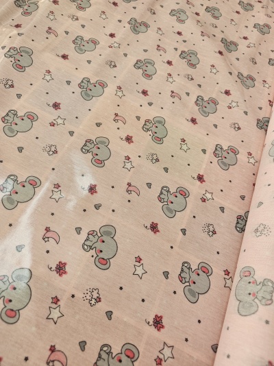 tecido cor-de-rosa claro com padrão de ratinhos e estrelas