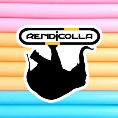 Logo RENDICOLLA com silhueta preta de gato pendurado sobre fundo colorido listrado.
