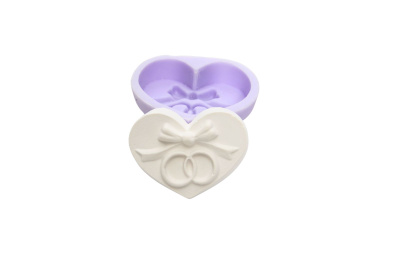 Molde de silicone lilás em forma de coração com figura de laço e dois anéis entrelaçados