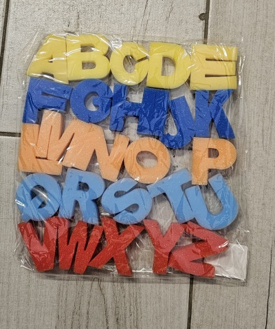 Letras do alfabeto em madeira colorida embaladas em plástico