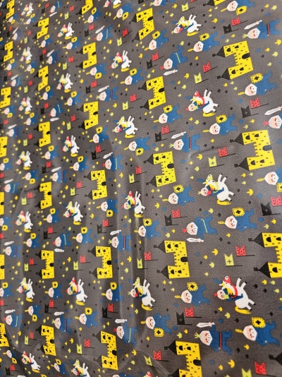 Tecido cinza com padrão colorido de castelos amarelos, príncipes e cavalos brancos