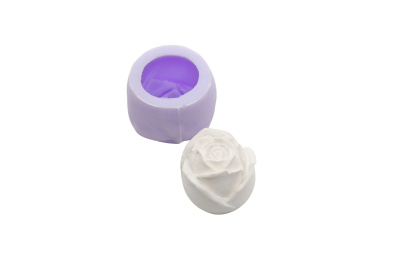 Molde de silicone roxo e peça branca em forma de rosa