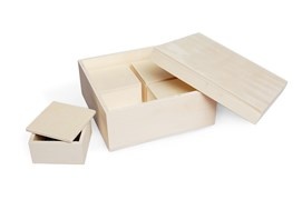 Caixa de madeira clara com tampa removível e duas caixas pequenas