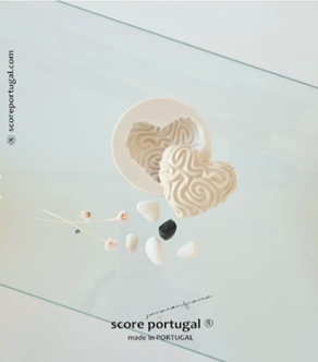 Molde e forma em coração com padrão ondulado, pedras e flores secas sobre fundo claro