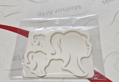 Molde de silicone branco com silhuetas de rosto feminino em embalagem transparente