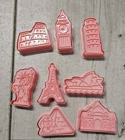 Cortadores de biscoitos rosa forma monumentos famosos sobre madeira clara