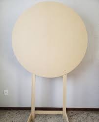 Mesa redonda de madeira clara em ambiente interior