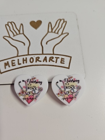 Par de botões em forma de coração com texto e ilustrações relacionadas com enfermagem