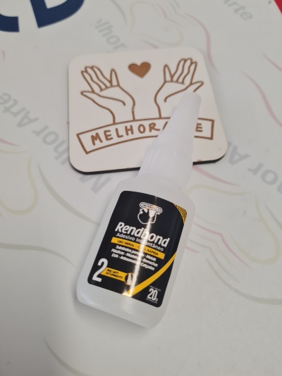 Frasco pequeno de cola instantânea Rendondo com rótulo preto e amarelo