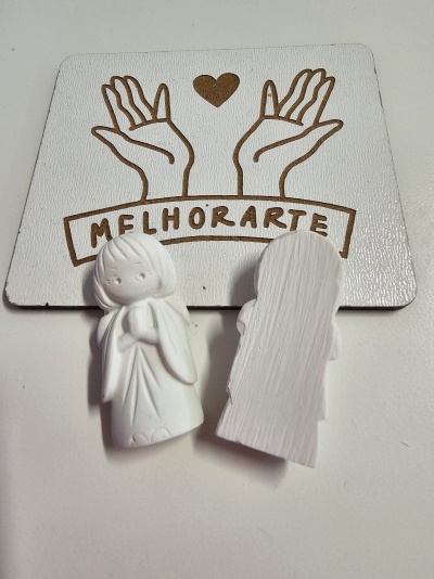 Duas figuras decorativas brancas e cartão com logo MELHORARTE