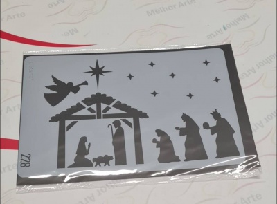 Stencil de plástico com desenho preto de presépio e elementos natalícios