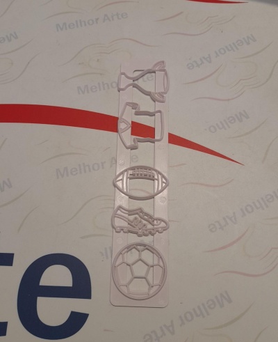 Cinco cortadores temáticos de futebol em plástico transparente sobre fundo branco com texto e linhas coloridas.