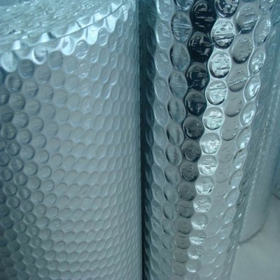 Rolos prateados com textura de bolhas para isolamento ou embalagem