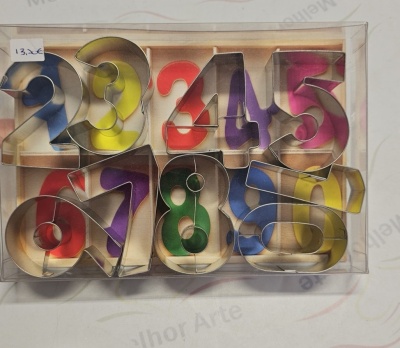 Conjunto de cortadores de biscoito em forma de números coloridos