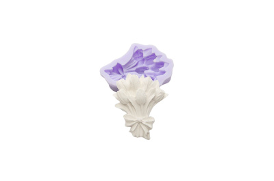 Molde de silicone e peça branca em forma de ramo de flores com laço