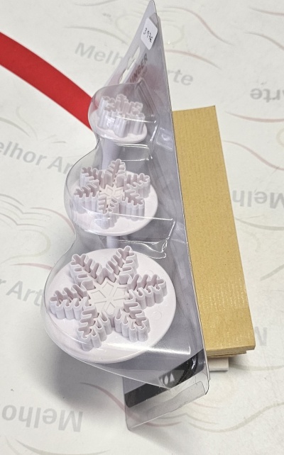Conjunto de cortadores de massa em plástico branco em forma de flocos de neve