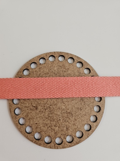 Disco redondo em cortiça com furos e fita cor-de-rosa texturizada
