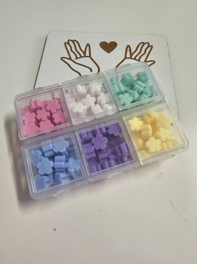 Caixa plástica com botões coloridos em forma de flor