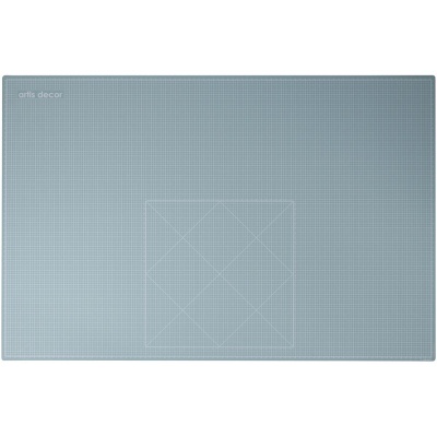 Tapete retangular cinza com textura quadriculada e texto artis decor no canto