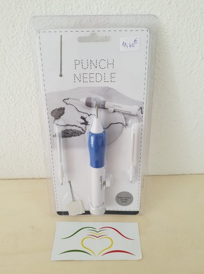 Kit Punch Needle embalado com ferramenta azul e branca e acessórios, etiqueta €1,60 e cartão colorido com desenho de coração
