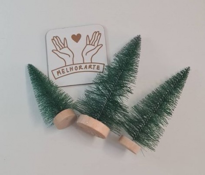 Três árvores de Natal decorativas verdes com base de madeira clara e etiqueta MELHORARTE