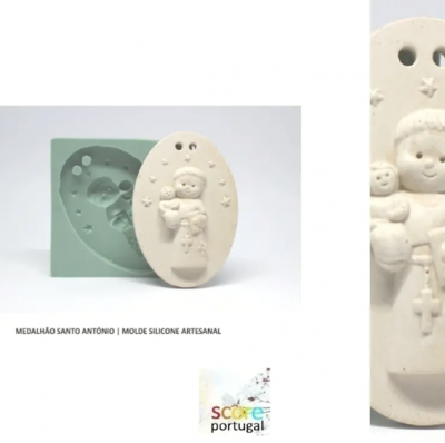 Molde de silicone verde com medalhão branco representando Santo António e o Menino Jesus