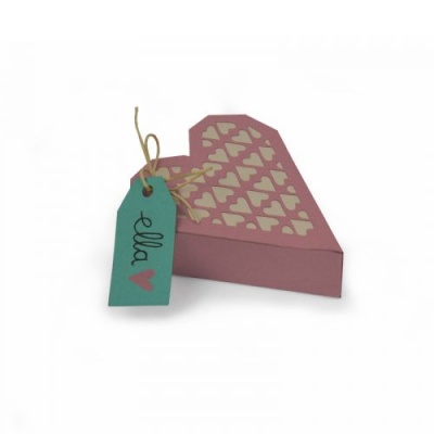 Caixa em forma de fatia de bolo rosa com padrão de corações e etiqueta verde com texto