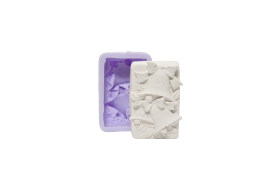 Molde de silicone roxo e sabonete branco em forma de sino de Natal