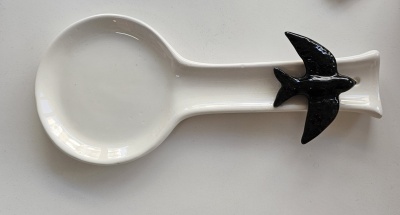 Colher de cerâmica branca com pássaro preto em relevo