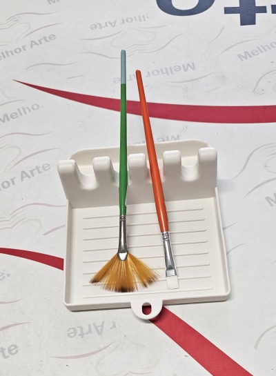 Pincéis de pintura em suporte branco sobre superfície com texto Melhor Arte