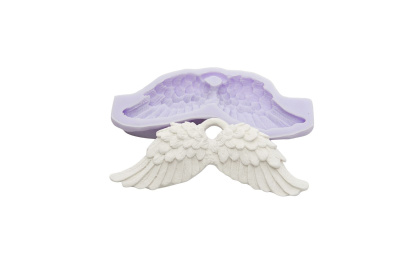 Molde de silicone roxo em forma de asas com peça branca de asas detalhadas em resina/gesso