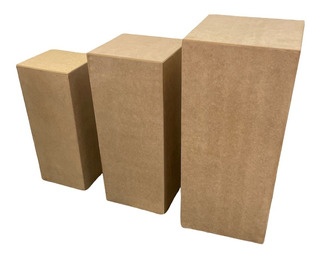 Três caixas de madeira retangulares castanhas de diferentes tamanhos