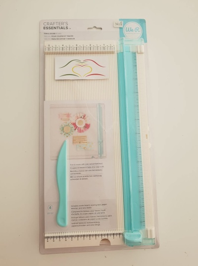 Ferramentas de artesanato em blister incluindo prancha, régua, espátula e lâmina.