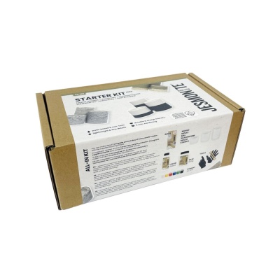 Caixa de embalagem castanha com etiqueta branca com texto em inglês e imagens de suportes para velas