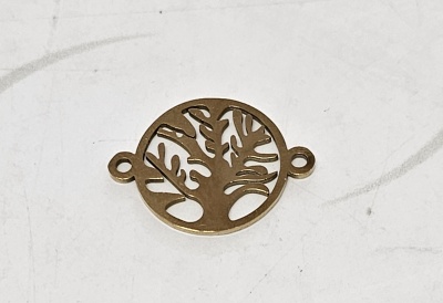 Peça metálica dourada redonda com desenho de árvore recortada