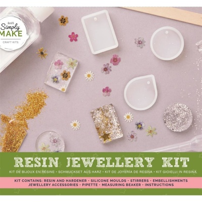 Kit de joalharia de resina com moldes, purpurinas e flores secas em fundo rosa