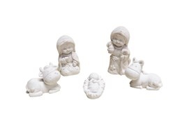 Figuras natalícias em branco incluindo menino Jesus, duas crianças e duas vacas