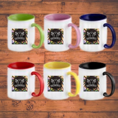 Seis canecas com pega e interior coloridos e etiqueta MELHORARTE