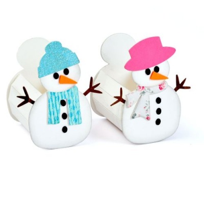 Bonecos de neve decorativos com chapéus e cachecóis coloridos